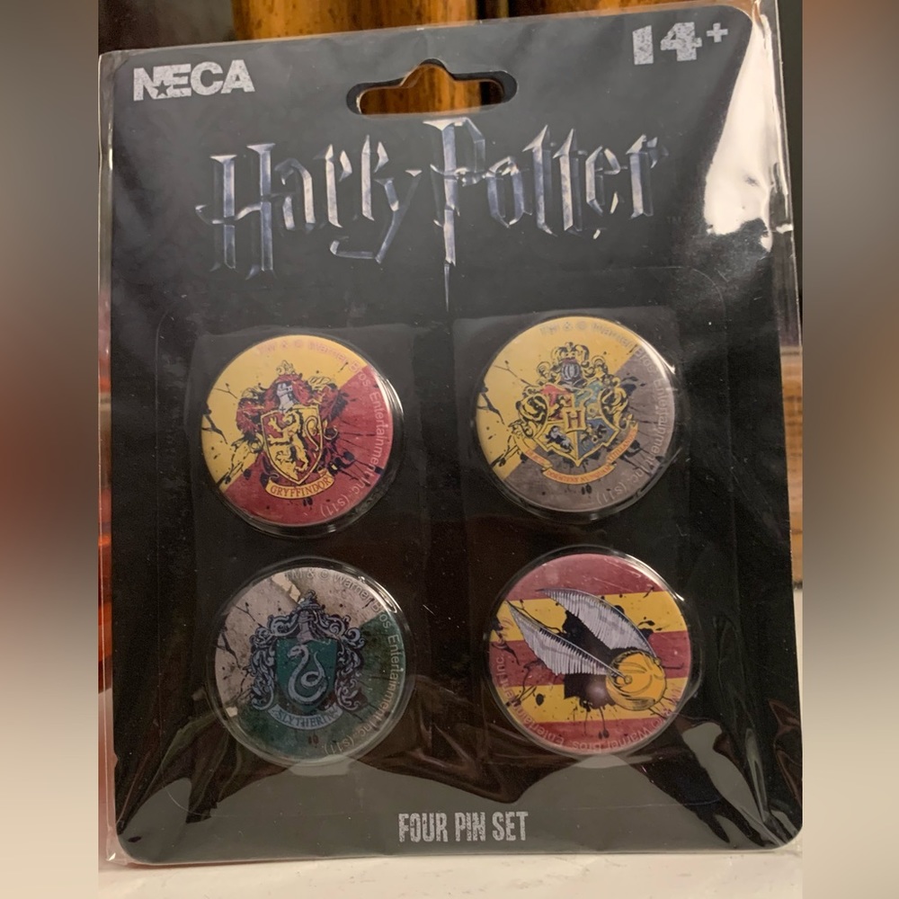 Harry Potter Wand & Pin Collection - Picture 2 of 6